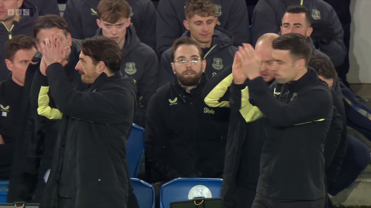 A huge reception for Leighton Baines and Seamus Coleman! #EVEPET #BBCFootball #FACup