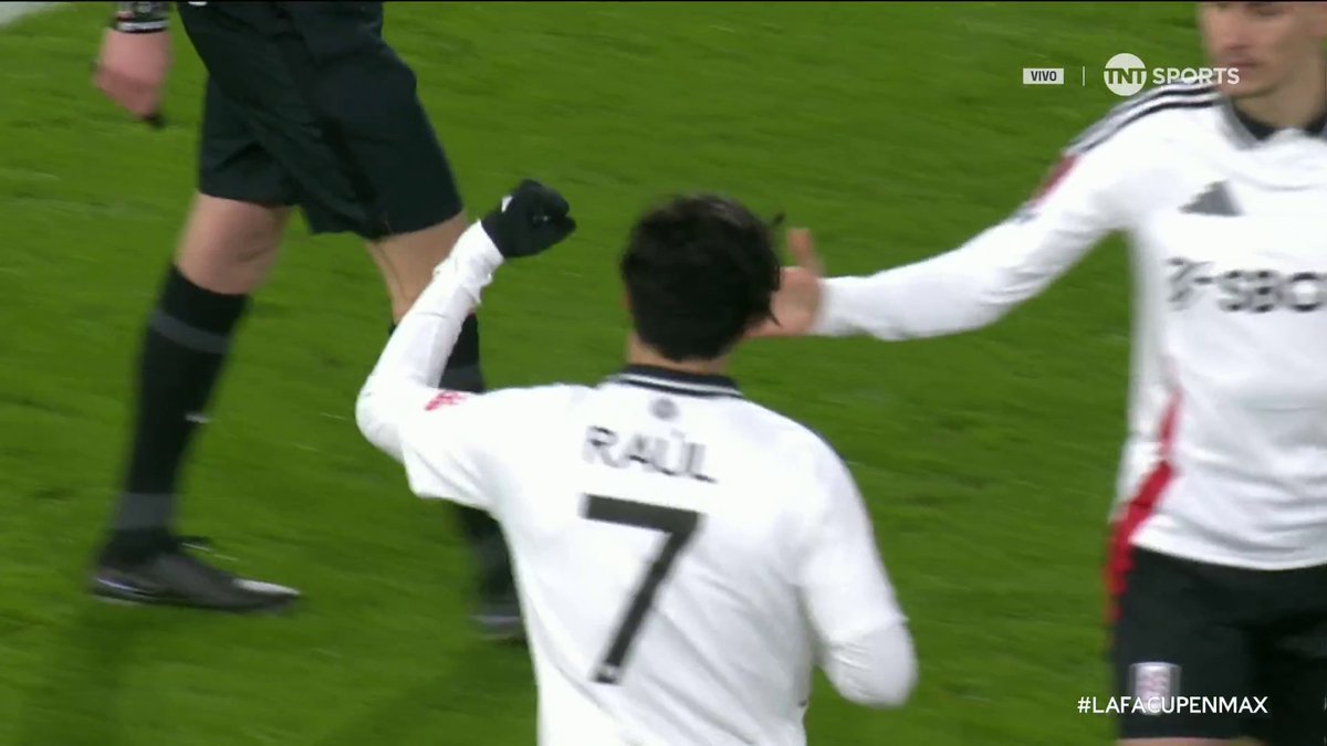 Raúl Jiménez es el mejor cobrador de penales de todo el mundo, miren el golazo que acaba de meter en la FA Cup y le está dando el triunfo al Fulham🇲🇽❤️🐺