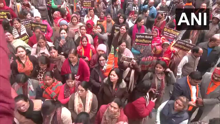 दिल्ली भाजपा का प्रचंड प्रदर्शन! भाजपा कार्यकर्ताओं और समर्थकों ने अरविंद केजरीवाल के खिलाफ प्रचंड प्रदर्शन किया। अरविंद केजरीवाल ने पूर्वांचल के लोगों के खिलाफ बयान दिया था। अरविंद केजरीवाल ने कहा था कि यूपी और बिहार के लोगों को दिल्ली में लाकर फर्जी वोट बनवाए जा रहे हैं।