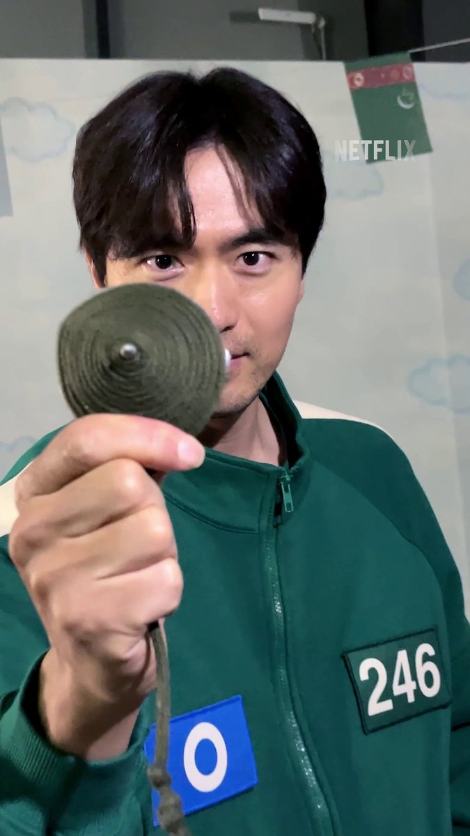 결국 팽이 마스터가 되어버린 강하늘, 이진욱. #오징어게임2 #SquidGame2 * 눌러서 크게 보기 *