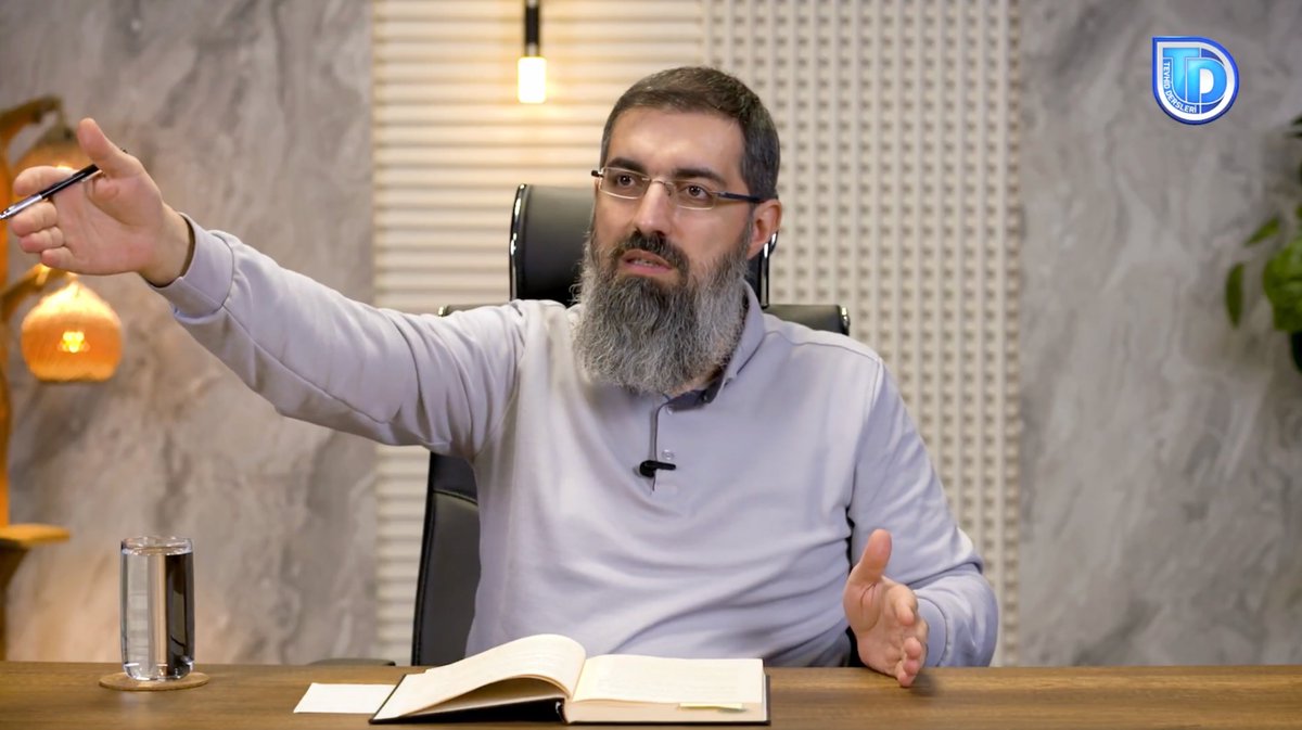 Bu dersimizde, İmam Ahmed bin Hanbel'in kitabında neden bu ismi kullandığını, bu reddiyeyi hangi amaçla ve kimlere yönelik yazdığını ele aldık. 🔸 Kitabın İsminin Tahlili ve Yazılış Amacı 📒 Zındıklara ve Cehmiyye'ye Reddiye 2 🔗