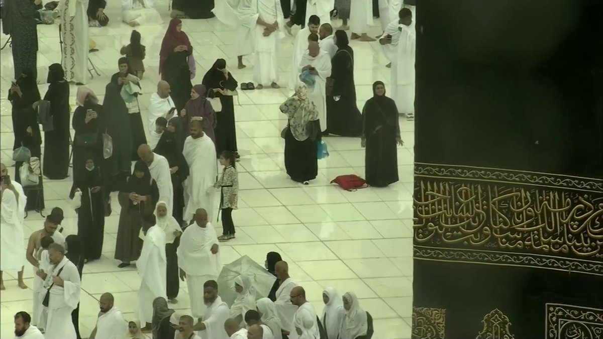 لقطات مهيبة.. ضيوف الرحمن ينعمون الآن بأمطار الرحمة. -