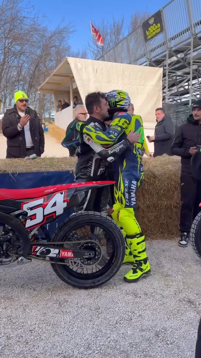 𝙏𝙝𝙚 𝘿𝙤𝙘𝙩𝙤𝙧 𝙬𝙞𝙡𝙡 𝙨𝙚𝙚 𝙮𝙤𝙪 𝙣𝙤𝙬 👀 Valentino Rossi and Michael Dunlop shared the track together at Rossi’s ‘100km of Champions’ event 😮💨