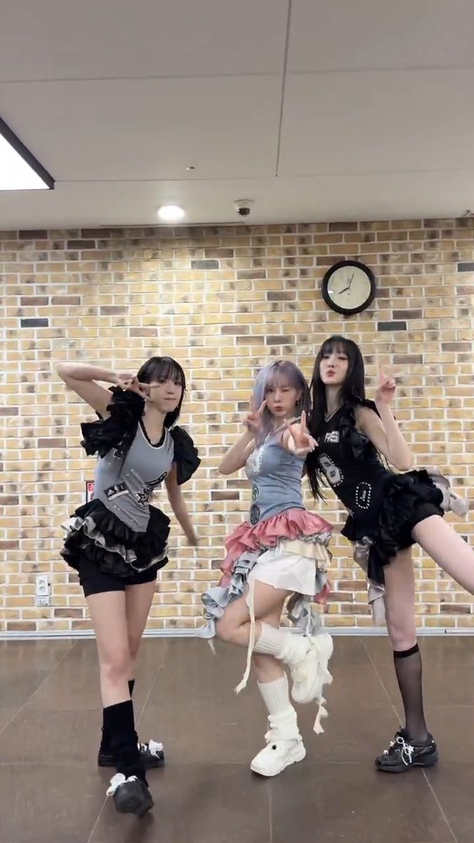 -ˋˏ🐰🐶🐱ˎˊ- 🔗 🔗 🔗 #여자친구 #GFRIEND #은하 #EUNHA #유주 #YUJU #신비 #SINB #우리의다정한계절속에 🧭