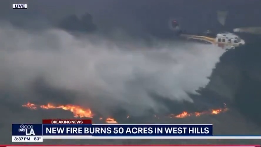 Helicopter pilot nails this water drop 💧🤌🏽 #CityLife #NoControlledBurns #losangeles #california #fire #PacificPalisades #urban #FailedState #safety #water #LAFD