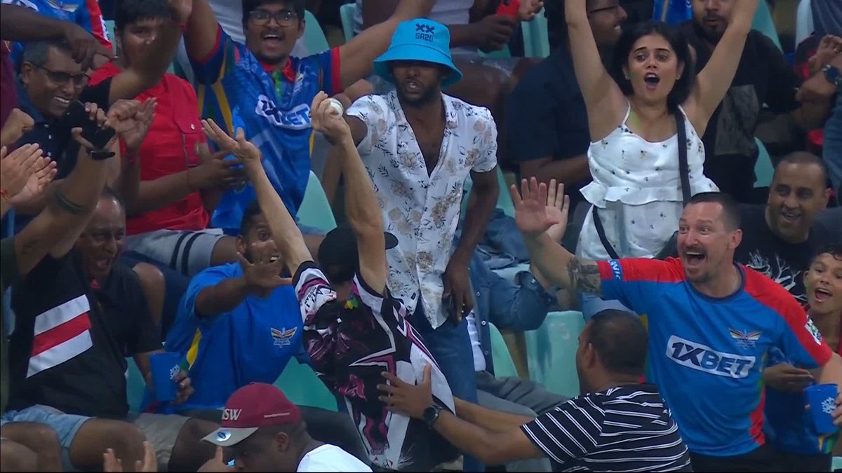 ONE-HANDED FAN GRAB 🤯 Kane Williamson smokes one into the crowd where a stunning catch is taken 🚨