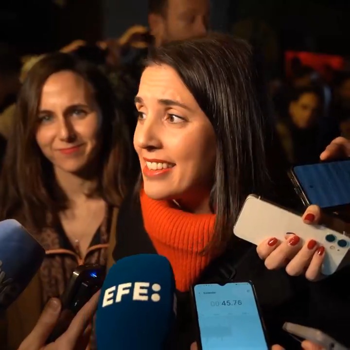 "Estamos muy orgullosas de esta respuesta popular antifascista que está dando el barrio de Lavapiés diciendo a las bandas de neonazis que hacen negocio echando de su casa a las personas más vulnerables que fuera fascistas de nuestros barrios". 🎥 Irene Montero
