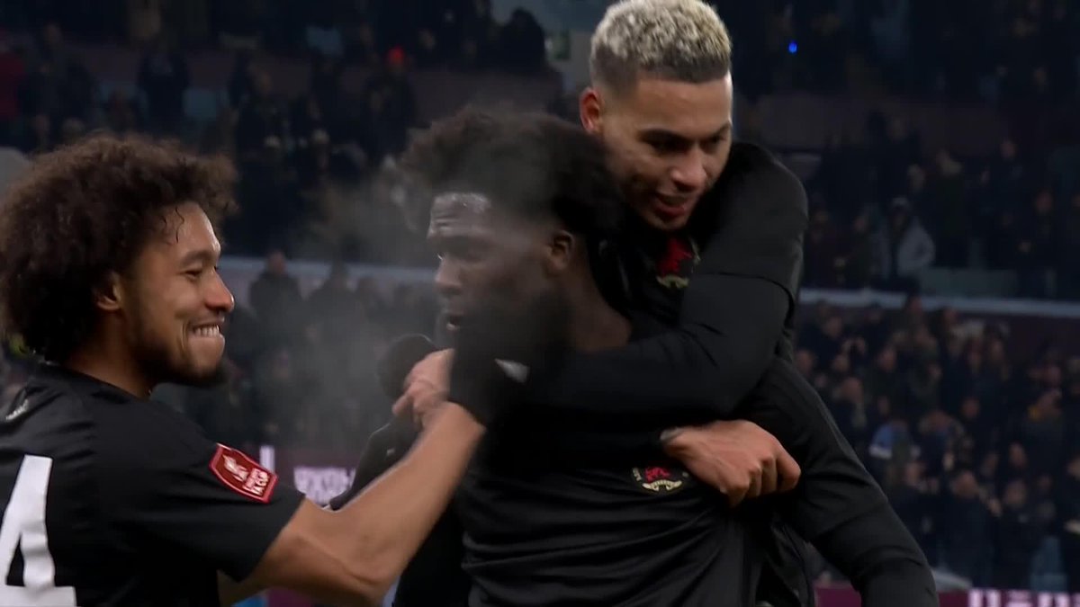 A scramble in the box, and Amadou Onana pokes it in for Aston Villa 🤩 #EmiratesFACup