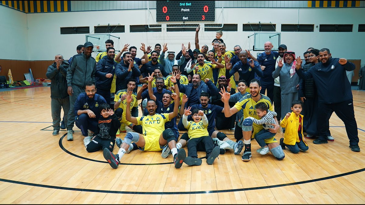 🏐 | في ليلـة تحقق #النصر فيها للنصر 🤩 وبحضـور رئيسنا التنفيذي مع جماهيرنا 💛 طائرة #العالمي تحقق الفوز بثلاثة أشواط دون مقابل 👏 #رياضات_النصر_المختلفة