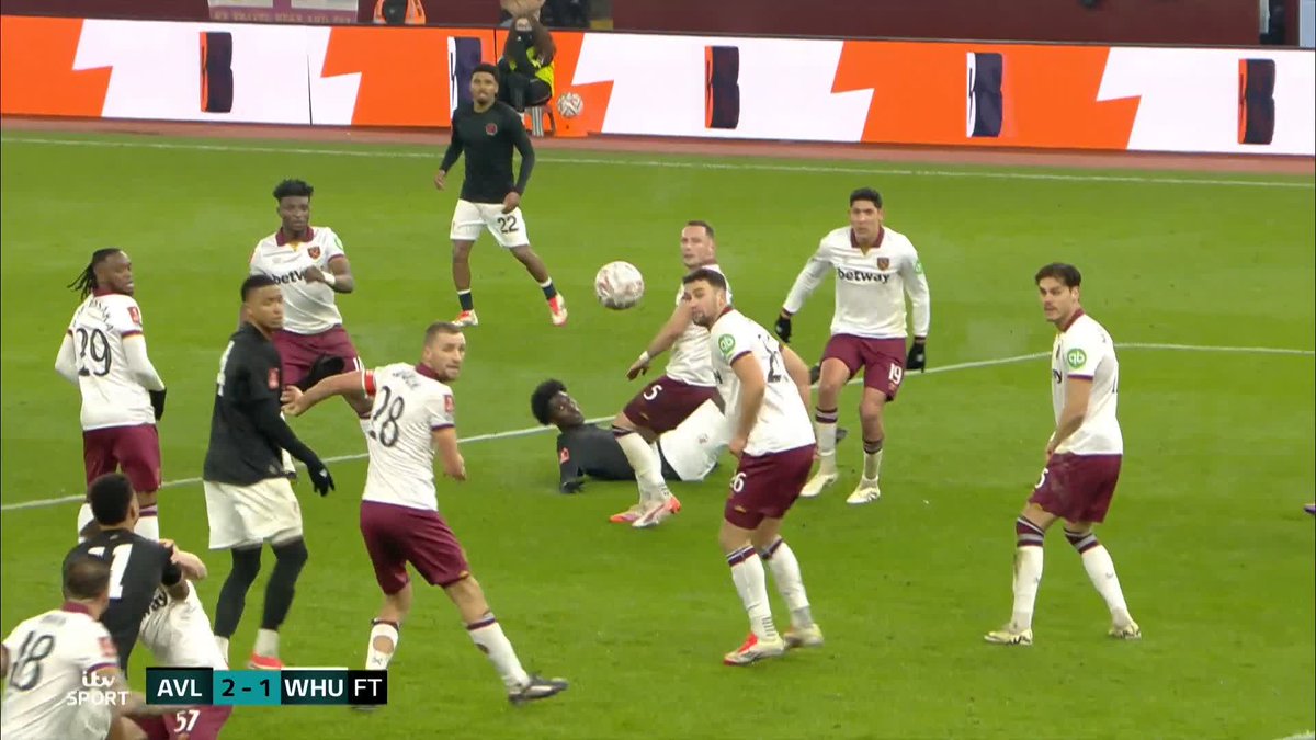 "HOW CAN YOU GET THAT ONE WRONG?!" 🤯 The panel weigh in on Villa's controversial corner... #ITVFootball | #FACup | Ian Wright