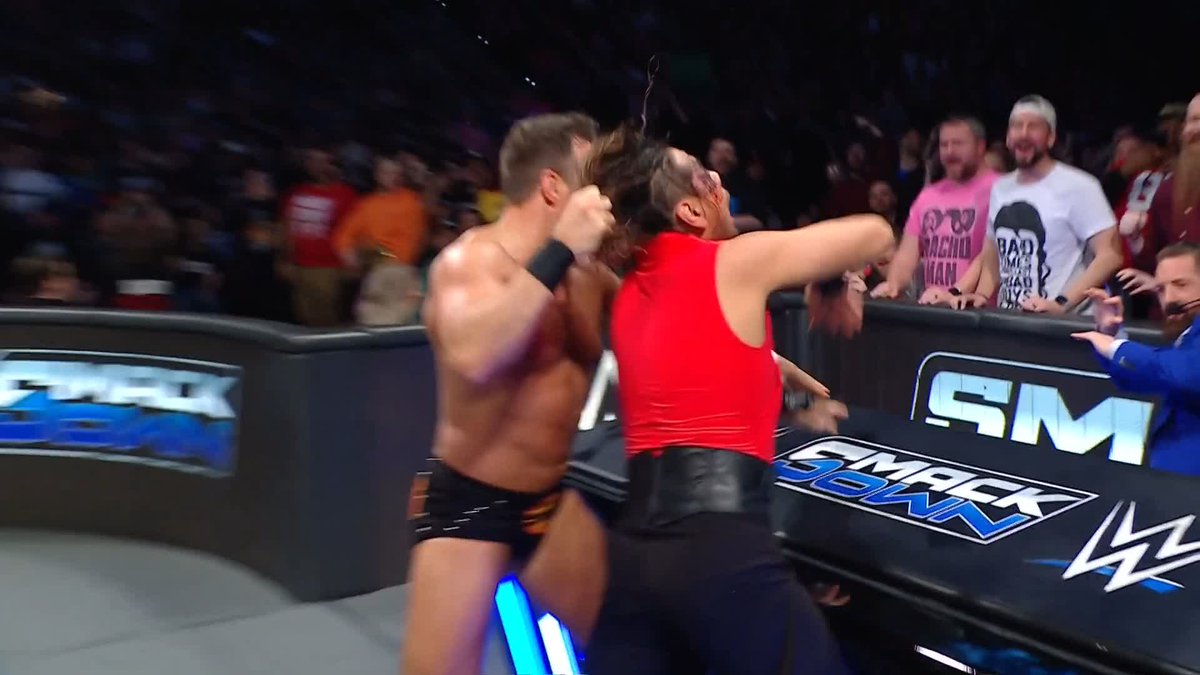 YEAH! YEAH! YEAH! LA Knight is taking it to Shinsuke Nakamura 👊 #SmackDown