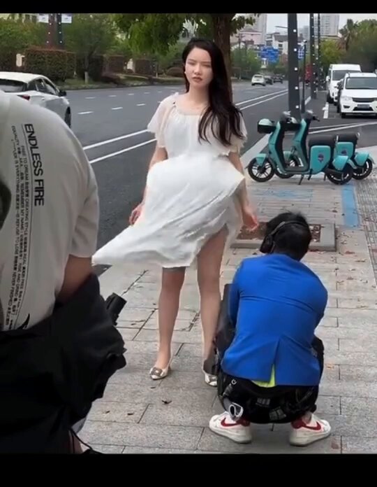 韩国娱乐圈不好混，一些韩国二线小明星都来中国拍短视频圈钱了！😂