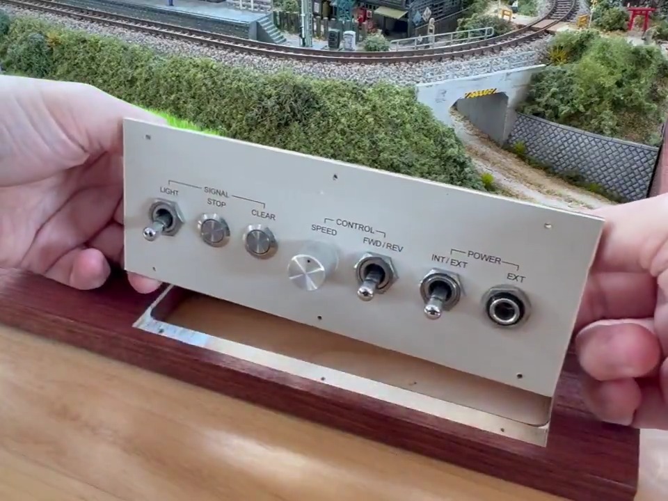 レイアウトに埋め込んだコントローラーが故障したらどう直すか？ それに備えて、B讃線レイアウトはメンテナンスしやすい構造で作っています。 幸い、まだ壊れた事はありません😅 #鉄道模型 #Nゲージ #ジオラマ