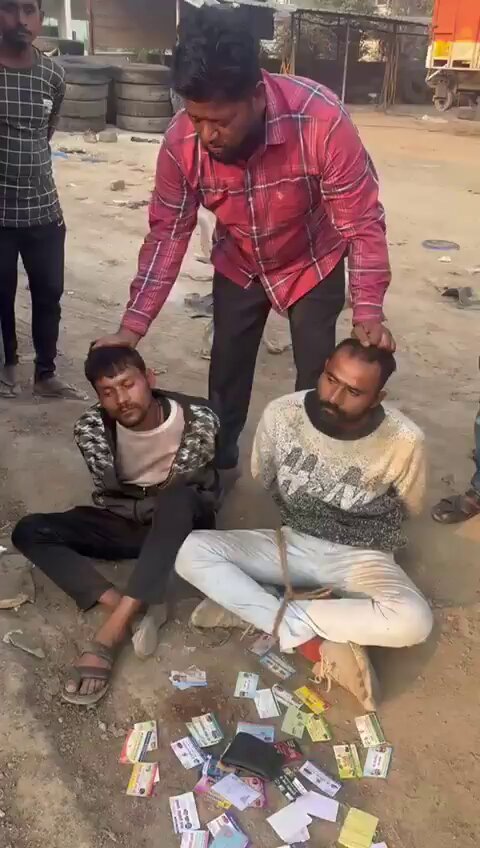 కరీంనగర్‌లో డీజిల్ దొంగలు బొమ్మకల్ శివారులో డీజిల్ దొంగలను పట్టుకొని కట్టేసి కొట్టిన లారీ యజమానులు
