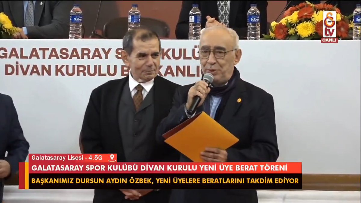 Kıymetli sanatçımız Şener Şen, Galatasaray Kulübü Divan Üyesi oldu. "Galatasaraylı olmanın gururunu birlikte tekrar yaşıyoruz!"