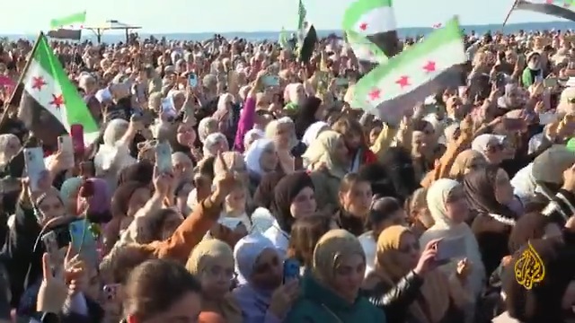 مظاهرة في بانياس بمحافظة طرطوس احتفالا بعودة أبنائها المهجرين، والتي تعد من أوائل المدن الثائرة في وجه النظام المخلوع وكانت شاهدة على واحدة من أفظع المجازر التي نفذتها مليشياته وراح ضحيتها أكثر من 500 مدني | تقرير: عمر الحاج #الجزيرة_سوريا #الأخبار