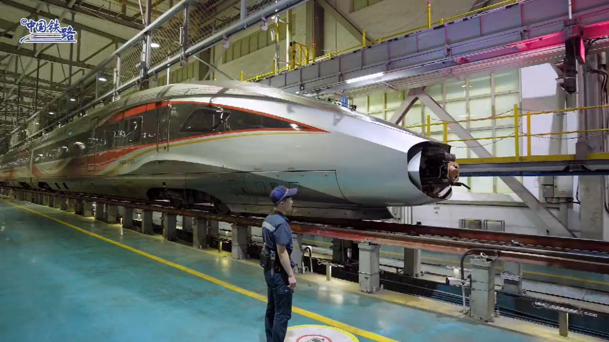 Ever seen trains "kiss"? This common operation is called "electrical multiple unit (EMU) train reconnection". It involves connecting two identical 8-carriage train sets with couplers and other components, doubling the number of carriages from 8 to 16. #ChinaRailway #RailwayABC