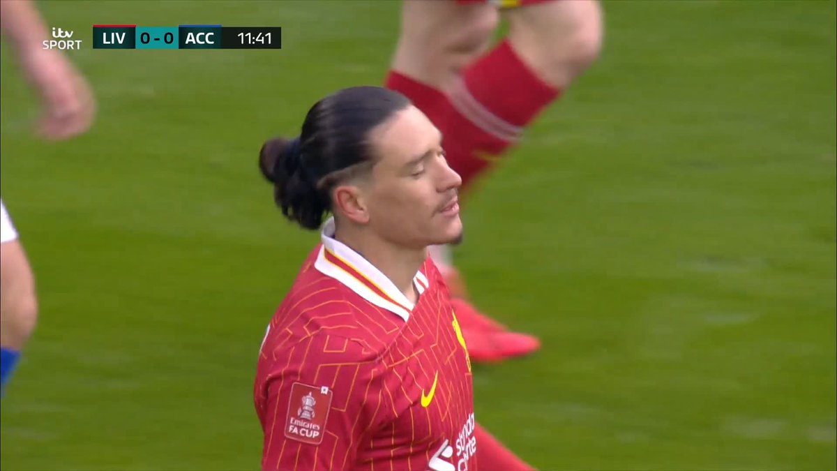 A BIG CHANCE GOES BEGGING FOR LIVERPOOL! 🔴 Should Nunez do better here? #ITVFootball | #FACup