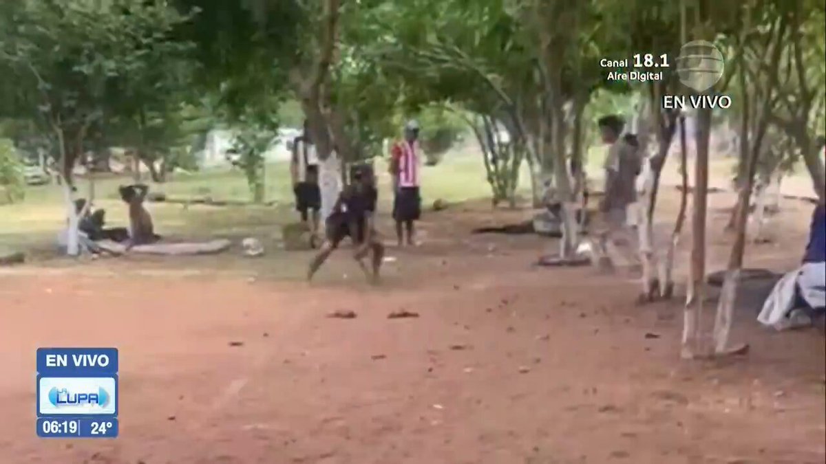 🔴 Violenta pelea con machetes en Lambaré 🔸 Un hombre resultó herido. 👉🏼 La Policía detuvo a uno de los involucrados. Vía Telefuturo #AM1080 📻