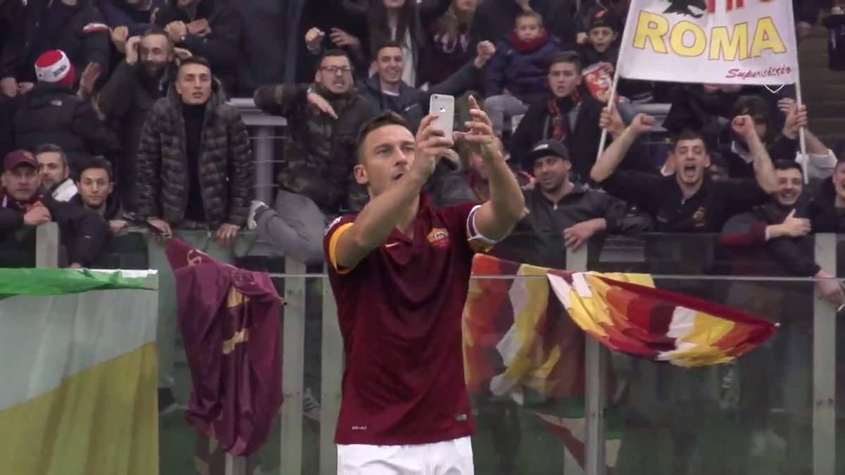 O tempo voa... dez anos do célebre gol da selfie de Totti no dérbi.