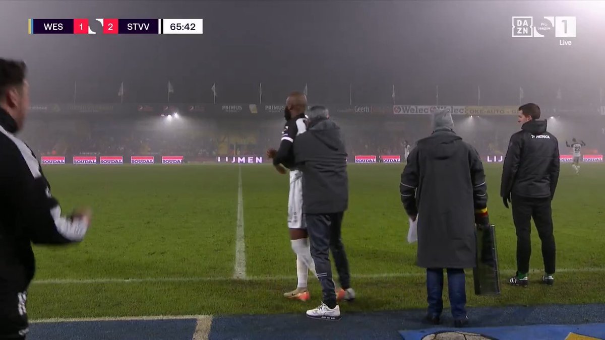 🫂 | Het is nu al grote liefde tussen Didier Lamkel Zé en Felice Mazzù. 🙌🥰 #WESSTV