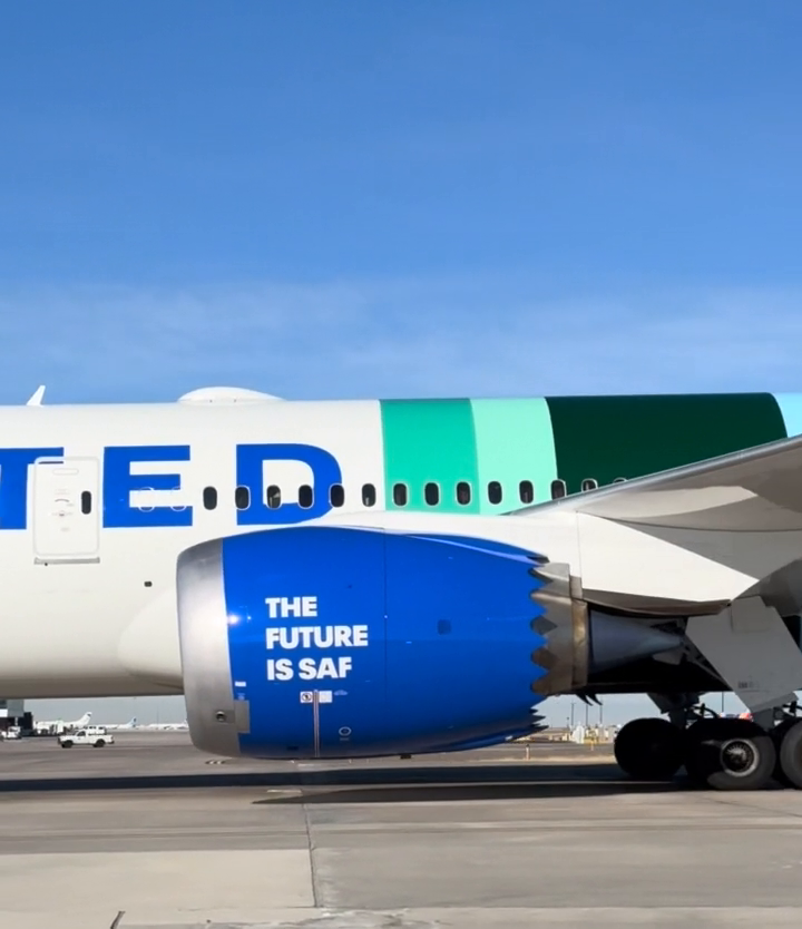 Greener skies ahead. 🌱💚 @United dropped by last week with their newest special livery, dedicated to Sustainable Aviation Fuel (SAF). SAF is an alternative fuel made from feedstocks, like agricultural waste, used cooking oil and even algae! 📸 (IG): denairfieldviews