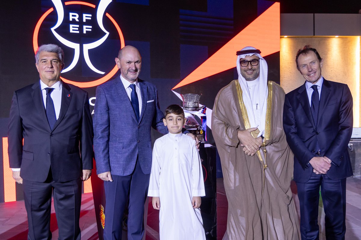 🗣 Rafael Louzán: "Viviremos una final apasionante disputada por dos grandes embajadores de España en el mundo". 🏆 El presidente de la RFEF ha encabezado la recepción oficial a los finalistas Real Madrid C.F. y FC Barcelona en Yeda. ℹ️ #superSupercopa