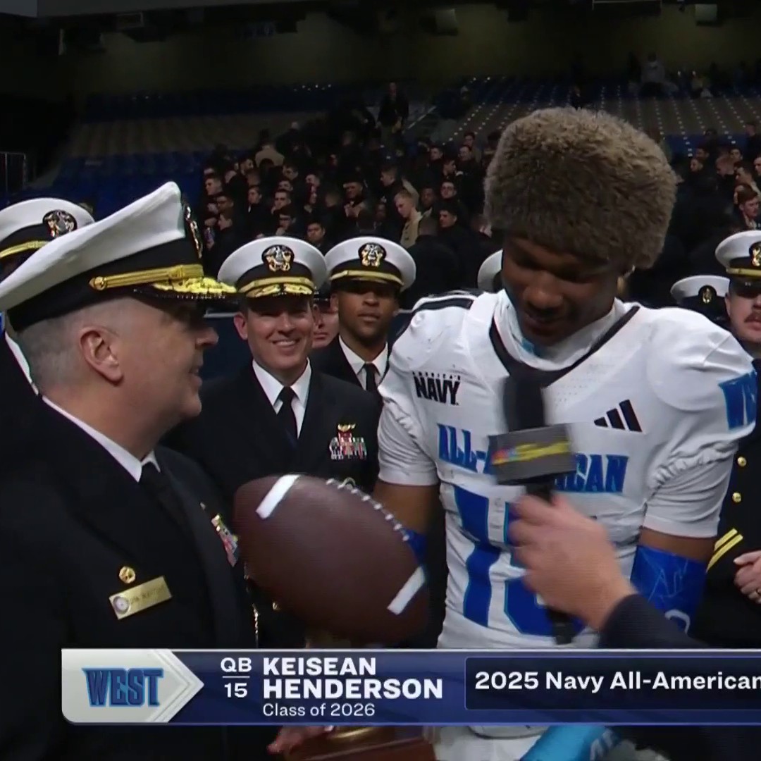 Houston commit Keisean Henderson receives his trophy as the 2025 Navy All-American Bowl MVP. 🏆 Navy All-American Bowl | Keisean Henderson