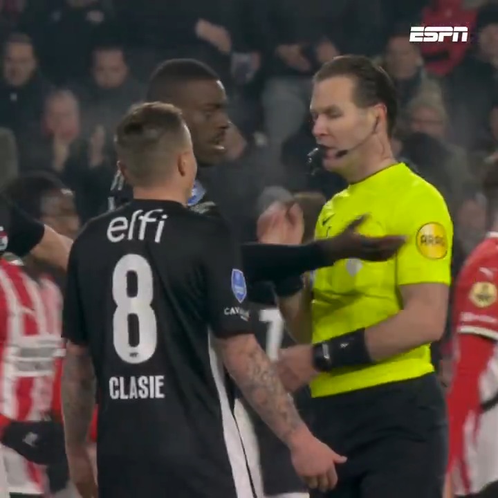 Luuk de Jong helpt PSV aan een punt na omstreden penalty 🤨 #psvaz