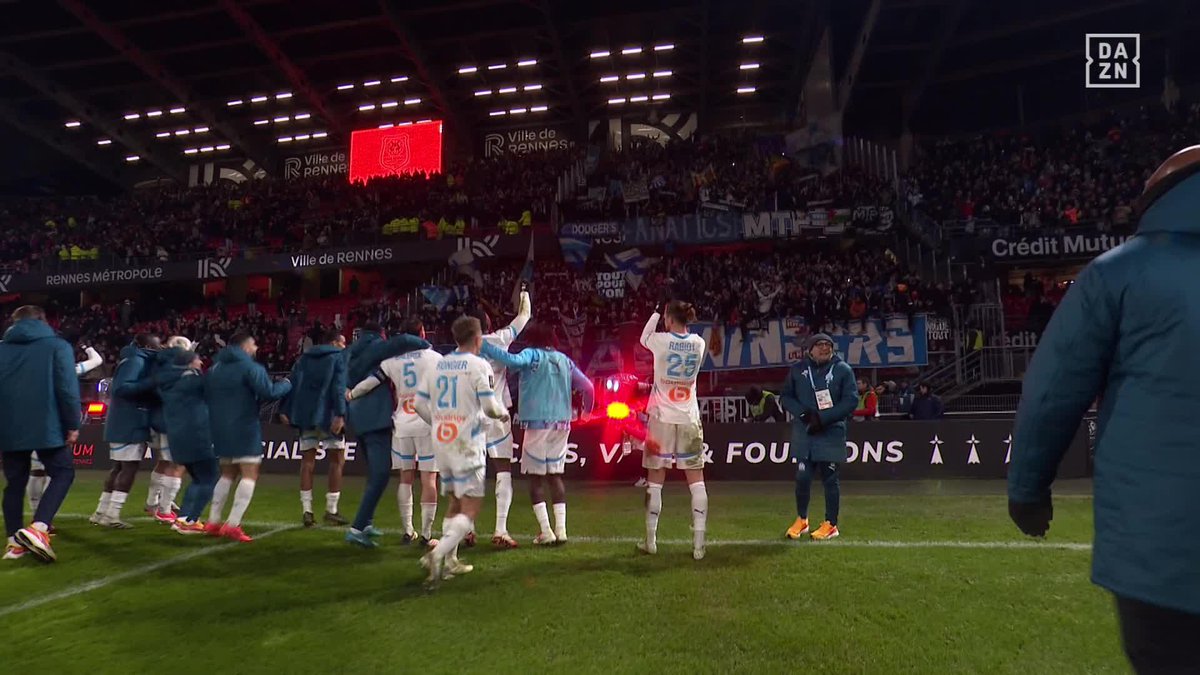 La communion entre les joueurs de l’OM et leurs supporters. 💙🤍 🎥 DAZN France