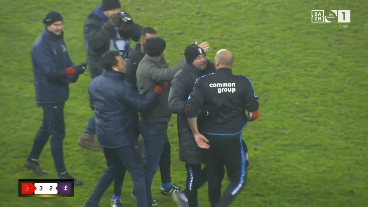🤼 | Het raakte verhit tussen de coaches na het laatste fluitsignaal in #ZWAPAT. 🤬