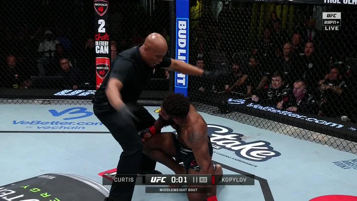 ROMAN KOPYLOV GETS THE TKO WITH ONE SECOND LEFT IN THE FIGHT 😳 #UFCVegas101