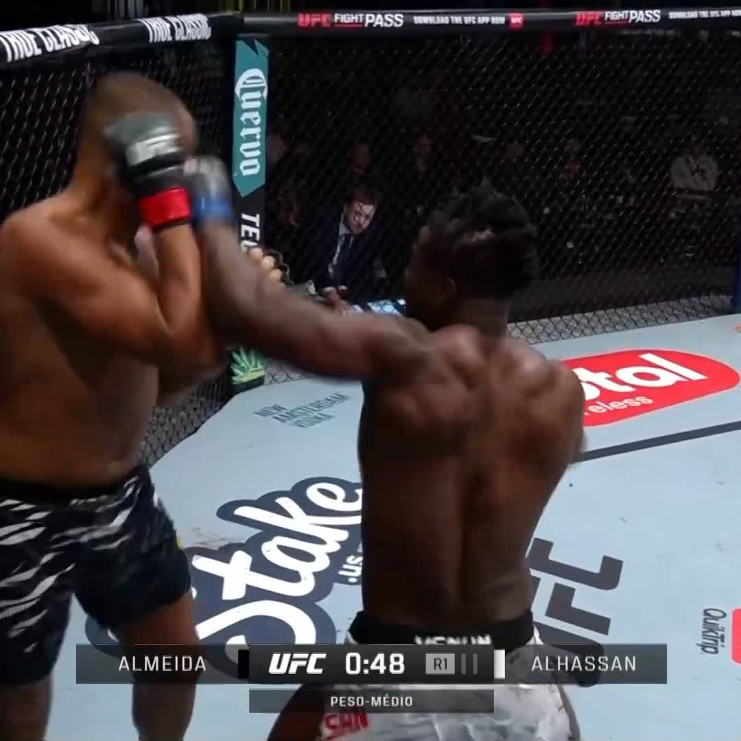 BRUTAL: O nocaute de 🇧🇷 César Almeida sobre 🇬🇭 Abdul Razak Alhassan no UFC, agora há pouco, em Las Vegas. #UFCBR #UFCVegas101