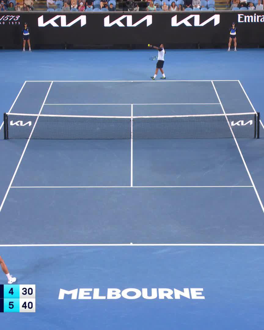 Arthur Fils 🇫🇷 qui commence à jouer sur les grands courts sur les Grands Chelem à l'extérieur en tant que favori, ça fait plaisir. On a souffert, mais on peut aller dormir (quelques heures pas plus) l'esprit tranquille