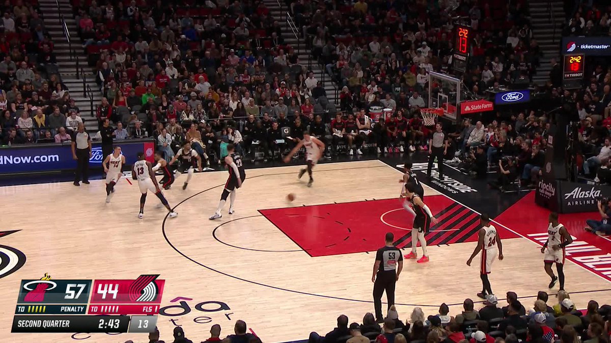 The ball movement from Portland in transition 💨