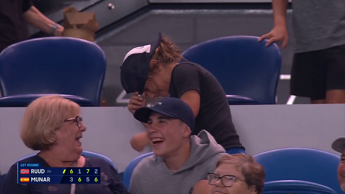 A star is born 😅 This fan stole the show on Rod Laver Arena during the changeover after the fourth set! 💃 #AO2025