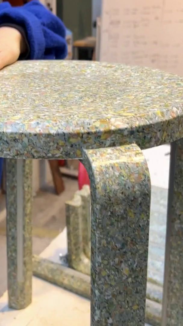 Des billets de banque recyclés… en tabourets 💶🪑 En association avec la Banque de France, le fabricant de meuble Maximum convertit les billets usagés en tabourets travaillés à la main dans son usine d'Ivry-sur-Seine. 🎙️📹 Léa Araujo