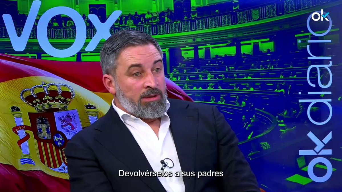 Abascal sobre el reparto de ilegales: “¿Cómo es posible que no se devuelva a los menores con sus padres?” “¿Qué es eso de asumir que todo el que llega y tira su pasaporte no se le devuelve a su país?” ¿Qué es esto de asumir que haya un país que abra sus cárceles y nos envíe a sus delincuentes y que no haya ningún tipo de respuesta, y que encima paguemos con nuestro dinero sus obras y una vigilancia de la inmigración ilegal que no efectúa?”.