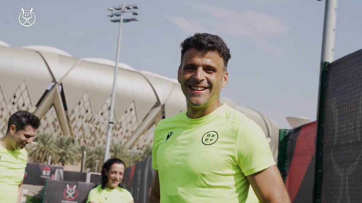 🙋♂️ Gil Manzano, ilusionado antes de dirigir su cuarto clásico, esta vez en la final de la #SuperSupercopa 🗣️ "El arbitraje son retos, siempre quieres pitar el partido de más responsabilidad". 🗣️ "Los árbitros estamos más unidos que nunca, pese a la crispación del ambiente".