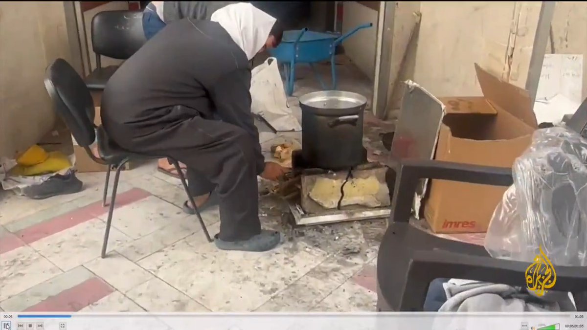 صور خاصة للجزيرة تظهر الدمار في قسم العناية بالمستشفى الإندونيسي بسبب القصف الإسرائيلي المستمر، وتوثق استخدام المحاصرين محاليل دوائية بدلا من الماء #حرب_غزة #الأخبار