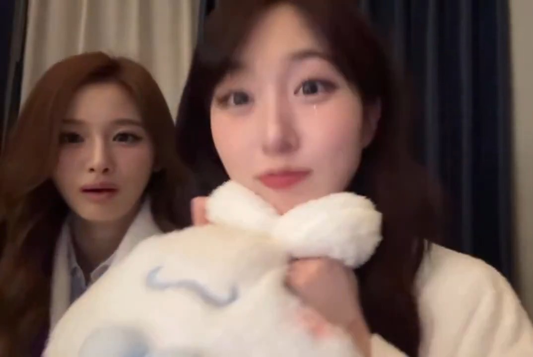 HAEWON DOING THOSE INSANE AEGYO AND SULLYOON'S REACTION 😭😭