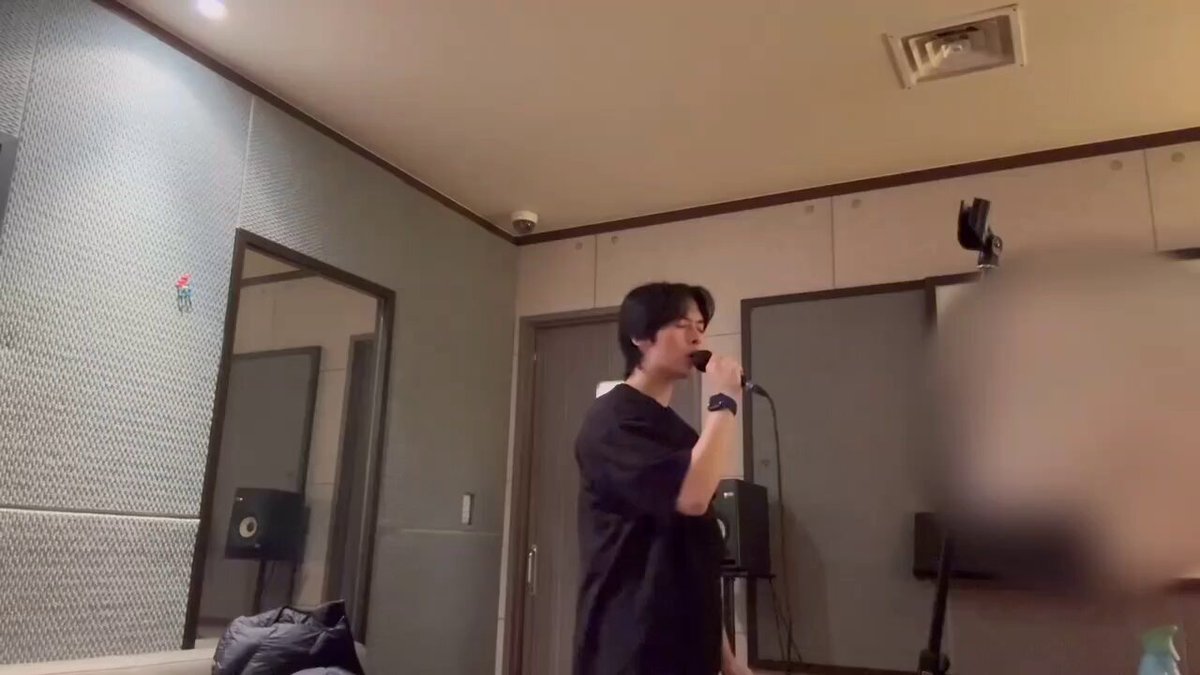 🐰 - 💫 [120125] 11:29 PM KST *the song he's singing is "Can't Have You (가질 수 없는 너) by Bank"