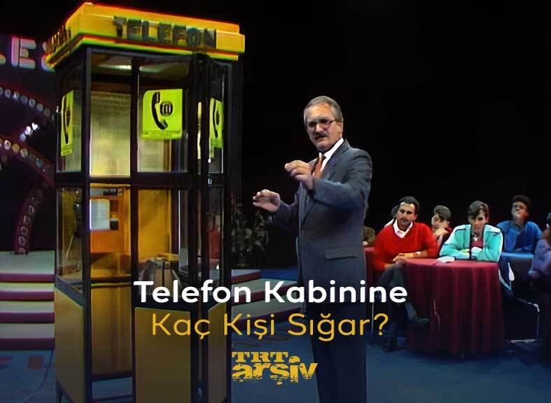 1987 yılında bir rekor denemesine konuk oluyoruz, bir telefon kulübesine en fazla kaç kişinin sığabileceğini bulmaya çalışıyoruz. Sizce kaç kişi sığar? ☎️
