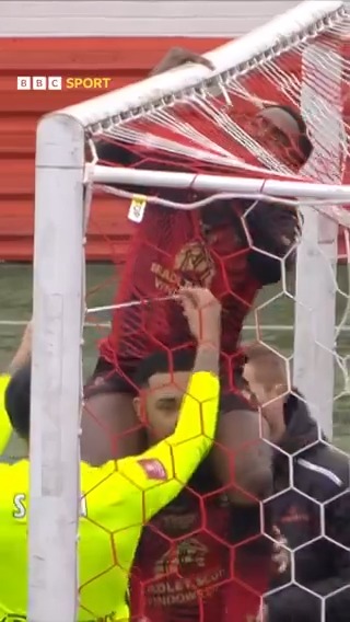 Net fix and chill 😎 A moment of proper Sunday morning football! 😂 Tamworth striker Beck-Ray Enoru was hoisted onto a team mate's shoulders to fix a gap in the net. #BBCFootball #BBCFACup #FACup