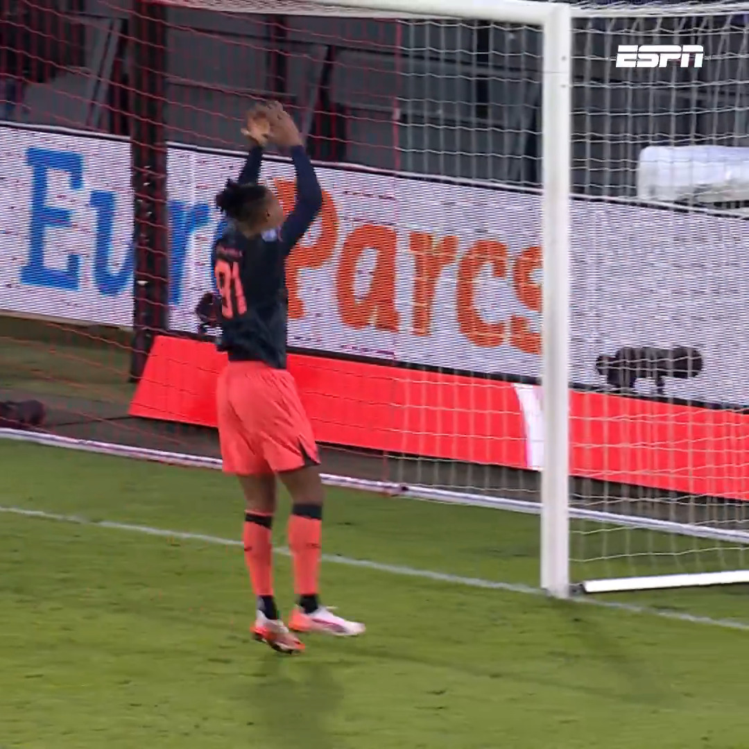 Luid applaus van de FC Utrecht-supporters na rentree Sébastien Haller 🙌 #feyutr