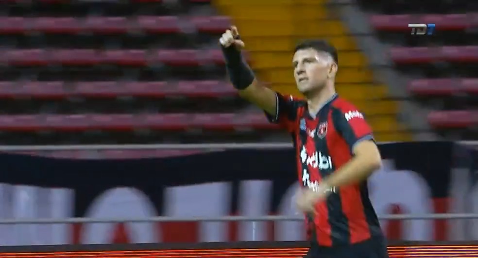 10 remates a portería y metió 6, Alajuelense arrancó con contundencia