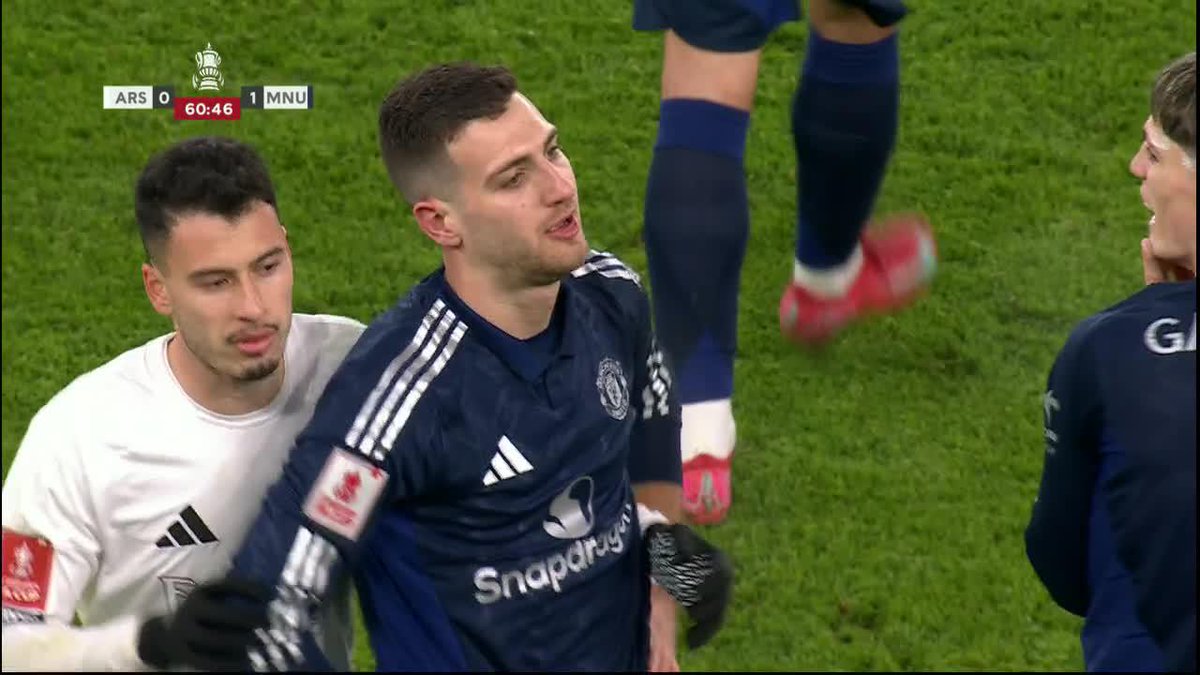 DIOGO DALOT IS SENT OFF WITH A SECOND YELLOW CARD! 😳
