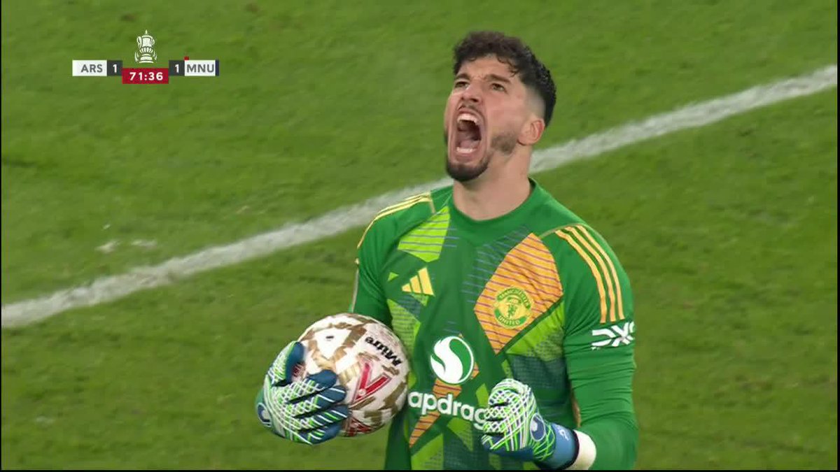 Altay Bayındır saves the penalty for Man United!!