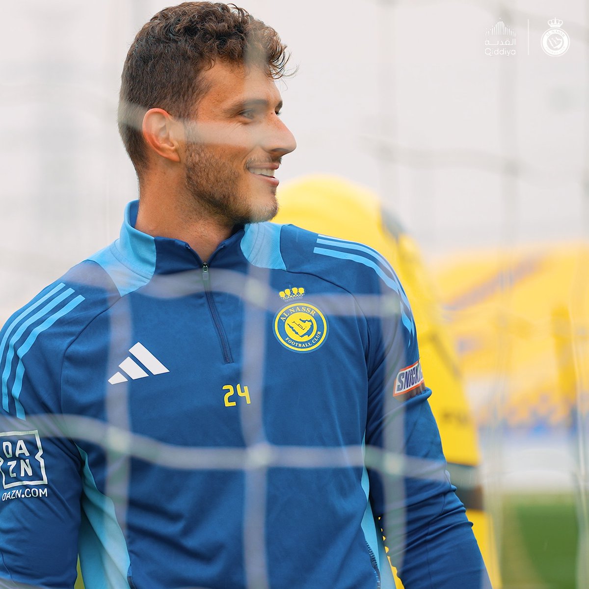 تحـت المطـر 🌨️ حـرّاس مرمى #العالمي يواصلون العمـل 🧤