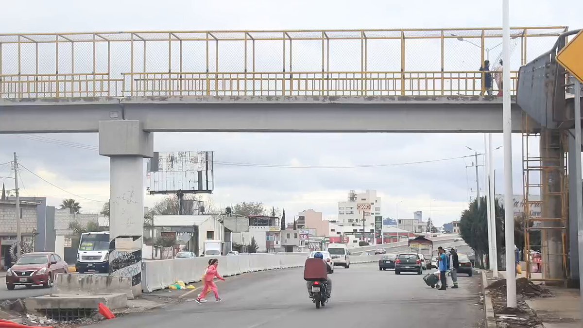 Vecinos de la colonia Jorge Murad cruzan corriendo la Vía Corta a la altura de la Centra de Abasto, pese a que ya se les colocó el puente peatonal que habían pedido. 📹 ERIK GUZMAN